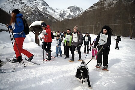I ciaspolatori sono accompagnati dagli amici a quattro zampe lungo il percorso